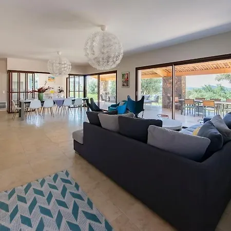 Les Tarentes : Pool And Sea View